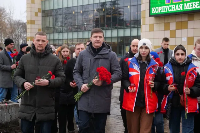 Жители Люберец возлагают цветы в память о жертвах теракта в «Крокус сити холле»