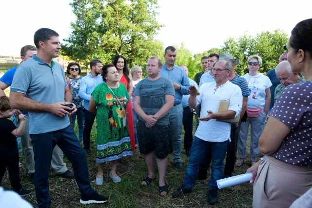 Владимир Волков обсудил с жителями проект благоустройства парка в деревне Марусино