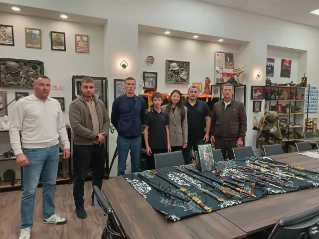Личные вещи и коллекция ножей героя СВО пополнили Музей ратной славы в Люберцах