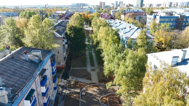 Кусты и деревья высаживают в сквере «Мемориал павшим в локальных военных конфликтах» в Люберцах