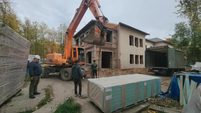 К прокладке внутренних коммуникаций приступили рабочие в рамках капремонта ДШИ №3 в Люберцах