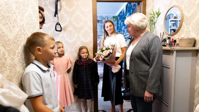 Многодетная семья Люберец получила подарочный набор ко Дню знаний
