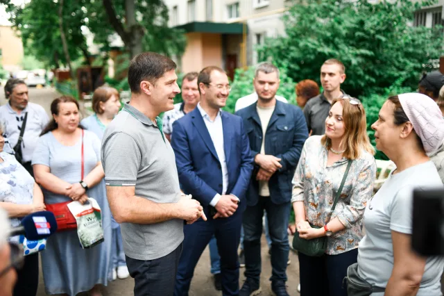Владимир Волков вместе с жителями проверил капремонт фасада дома в Люберцах