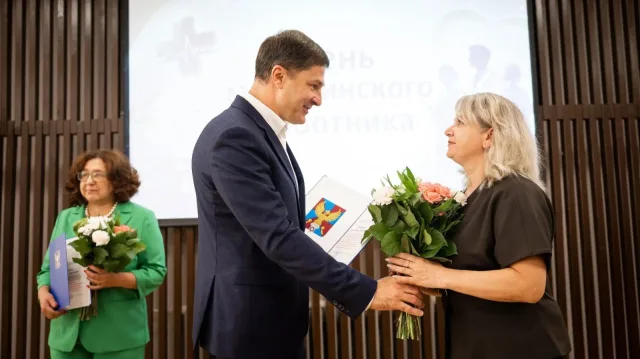 Три сертификата на жилье вручили люберецким врачам накануне профессионального праздника