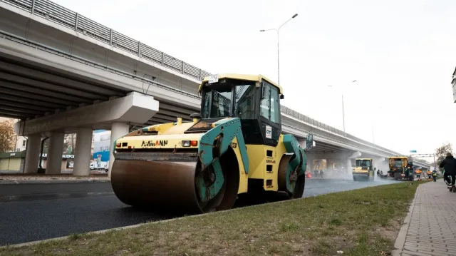 Укладка асфальта ведется на левом дублере Октябрьского проспекта в Люберцах
