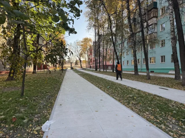 Завершается укладка асфальта на аллее за памятником «Ангел-хранитель» в Люберцах