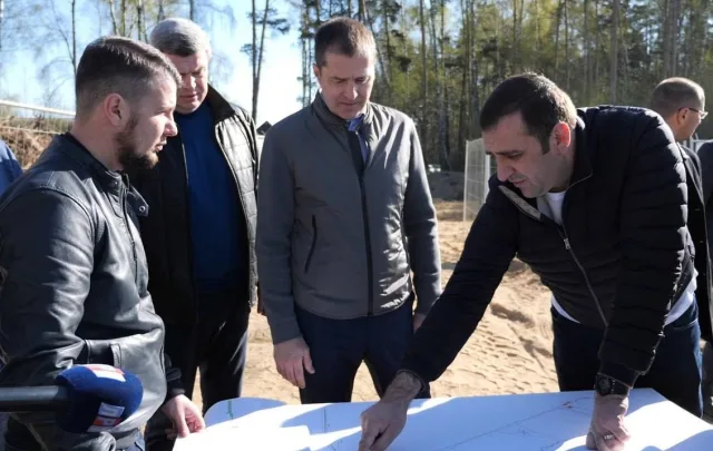 Владимир Волков проверил ход работ по благоустройству нового парка в поселке Люберец