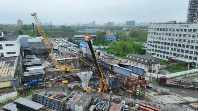 Работы по устройству временных опор путепровода через ж/д пути начались в Люберцах