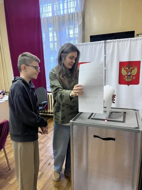 Жители Люберец  голосуют на участках вместе с близкими