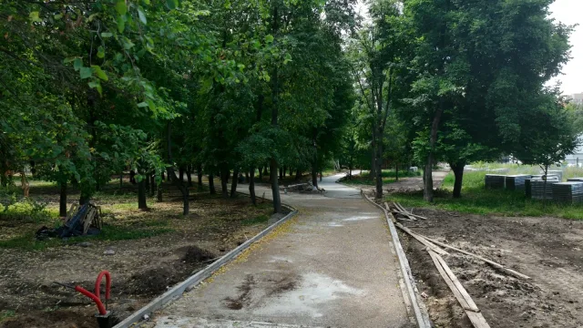 Монтаж тренажёров на уличной площадке Центрального парка Люберец ведёт подрядчик