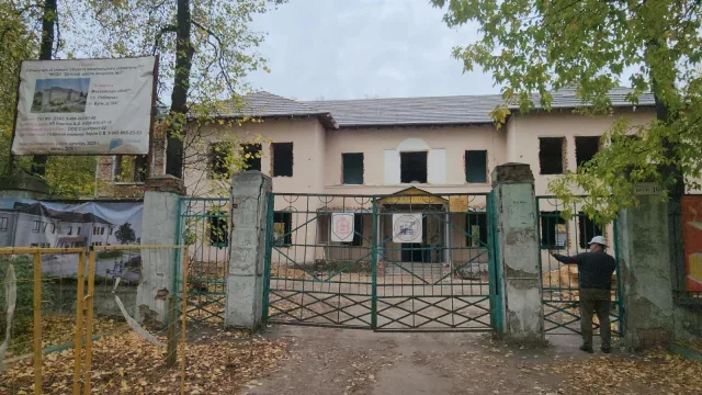 К прокладке внутренних коммуникаций приступили рабочие в рамках капремонта ДШИ №3 в Люберцах