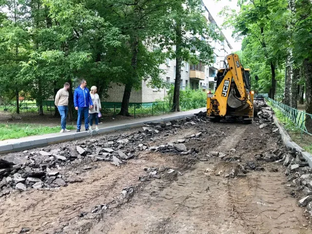 Депутат Люберец проверил результаты ямочного ремонта во дворе дома в поселке