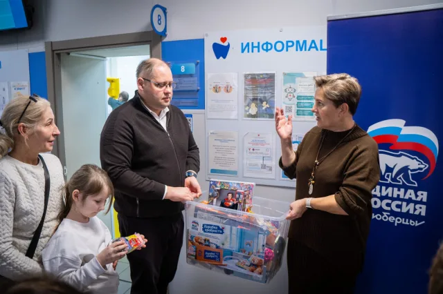 В Люберцах «Единая Россия» передала игрушки в «Добрую комнату»