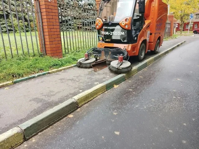 Комплексную уборку дорог и тротуаров проводят в Люберцах