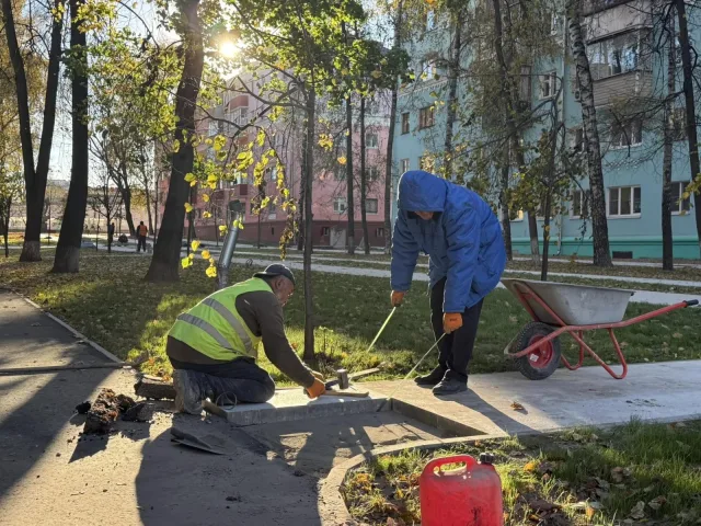 Завершается укладка асфальта на аллее за памятником «Ангел-хранитель» в Люберцах
