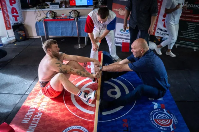 Две бронзы завоевали спортсмены из Люберец на абсолютном чемпионате по мас-рестлингу среди мужчин и женщин