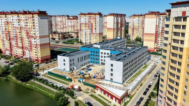 Фасадные работы и отделку помещений завершают строители в новой школе Люберец