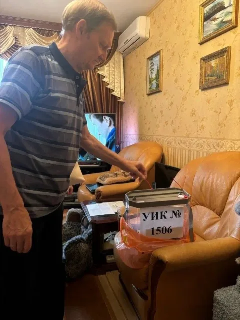 Члены участковых комиссий проводят надомное голосование для жителей Люберец