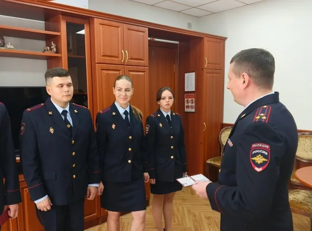 В Люберцах молодым сотрудникам полиции торжественно вручили служебные удостоверения