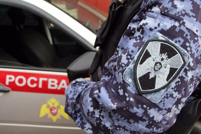 Сотрудники Росгвардии разъяснили жителям Люберец порядок добровольной сдачи оружия