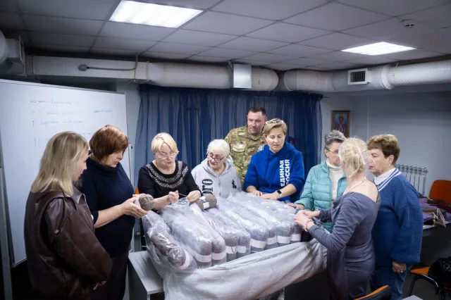 Порядка 50 кг пряжи для вязания тёплых вещей бойцам СВО передали люберецкие единороссы