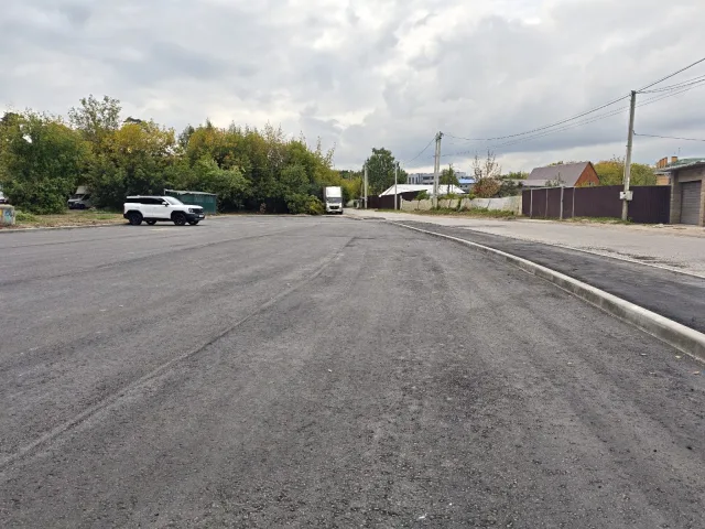 Строительство нового тротуара и парковки завершили в поселке Люберец