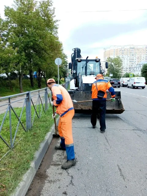 Более 100 кубометров мусора вывезено с муниципальных дорог Люберец за неделю