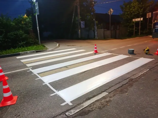 Дорожную разметку обновляют в поселке Октябрьский