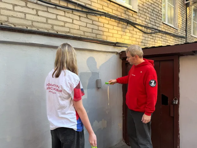 Волонтёры МЦ «Лидер» провели акцию по закрашиванию незаконных надписей