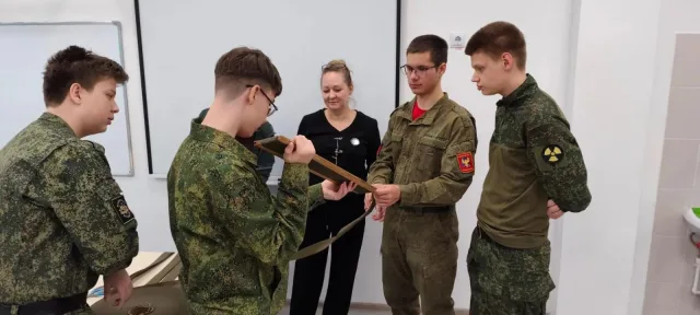 Мастер-класс по плетению маскировочных сетей прошёл в школе №51 городского округа Люберцы