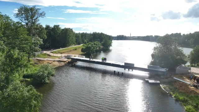 Движение по пешеходному мосту через реку Македонка в Люберцах планируют открыть в июле 2026 года