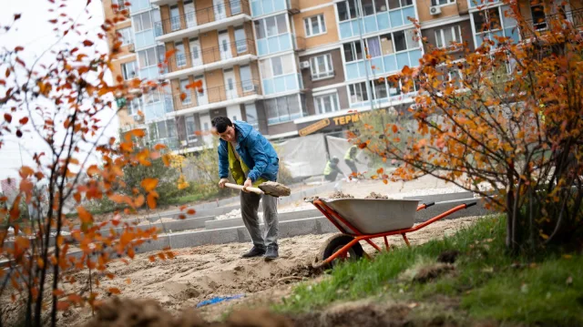 Продолжается благоустройство сквера на улице Дружбы в Люберцах