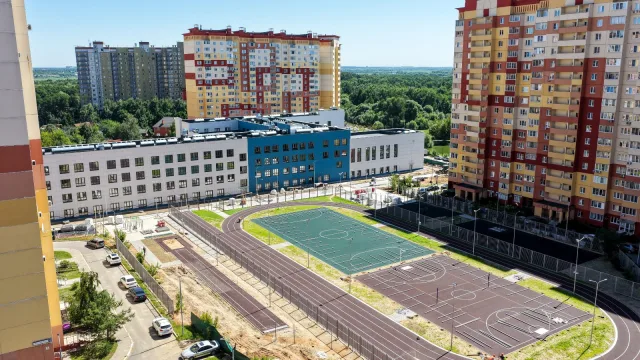 Фасадные работы и отделку помещений завершают строители в новой школе Люберец