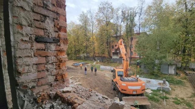 К прокладке внутренних коммуникаций приступили рабочие в рамках капремонта ДШИ №3 в Люберцах