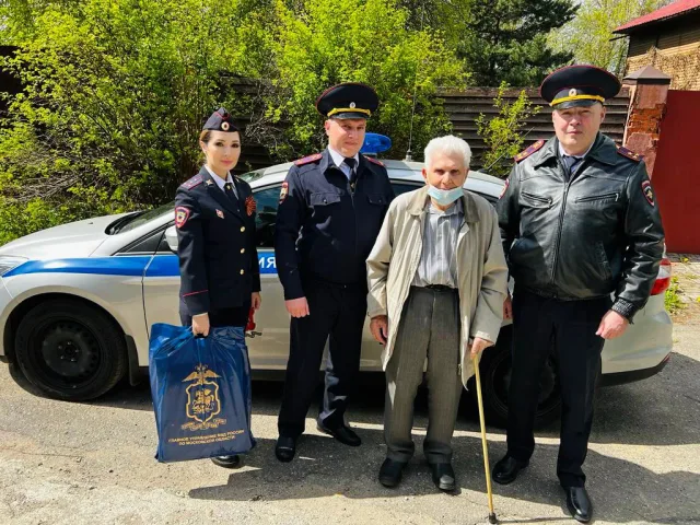 Полицейские Люберец поздравили с Днем Победы ветеранов ОВД – участников ВОВ