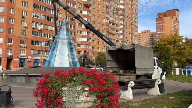 В Дзержинском идут работы по подготовке городского фонтана к зимнему периоду