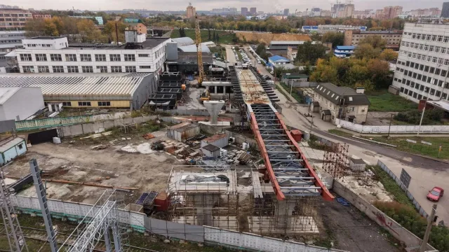 Путепровод, который свяжет северную и южную части города, продолжают строить в Люберцах