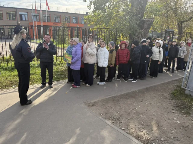 Инспекторы ГАИ провели урок дорожной безопасности в реальных условиях для школьников Люберец