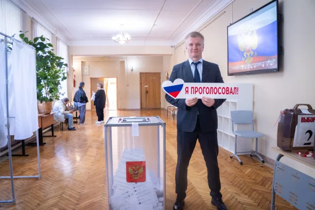 Депутат Мособлдумы Дмитрий Дениско проголосовал в лицее №4 в Люберцах