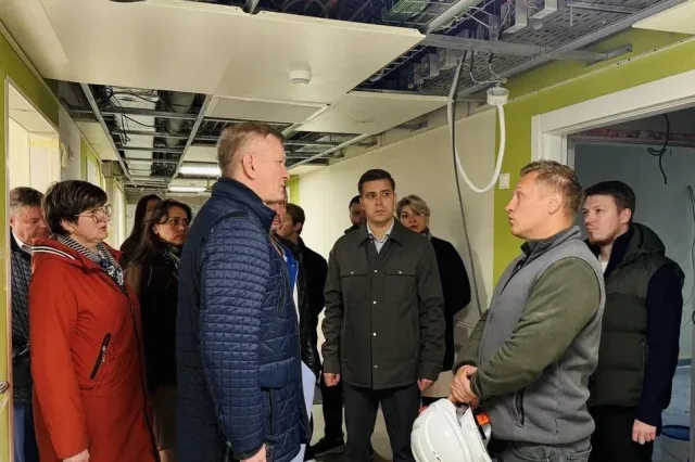 К монтажу стеновых панелей и подвесных потолков приступили в ходе капремонта детского стационара МОЦОМД