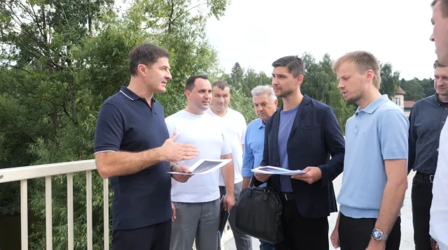 Рабочее движение по новому пешеходному мосту через реку Македонку в Малаховке откроют 15 июля