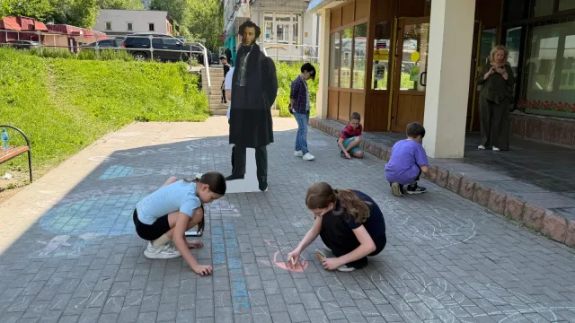 Галерея рисунков на асфальте с героями сказок А.С. Пушкина появилась в Дзержинском