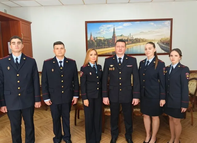 В Люберцах молодым сотрудникам полиции торжественно вручили служебные удостоверения