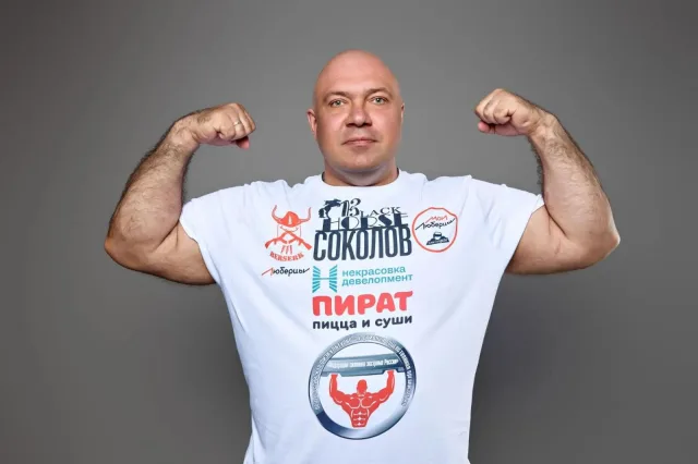 «Русский Халк» из Люберец и чемпионка мира по пауэрлифтингу проведут совместную тренировку для журналистов