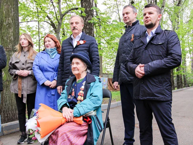 В Люберцах организовали праздничный концерт перед домом участника ВОВ 