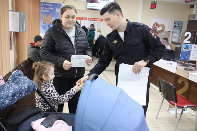 Сотрудники ГАИ напомнили посетителям МФЦ Люберец правила перевозки детей в автомобиле