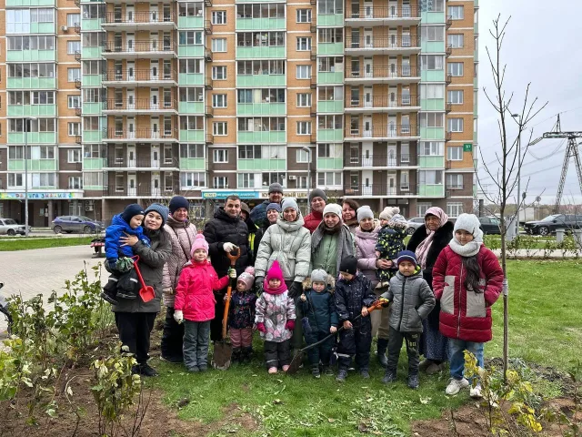 В новом микрорайоне Люберец жители высадили более 200 кустарников и деревьев