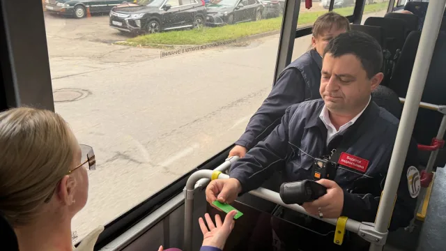 Более 10 автобусов проверили в Дзержинском на оплату проезда в ходе рейда