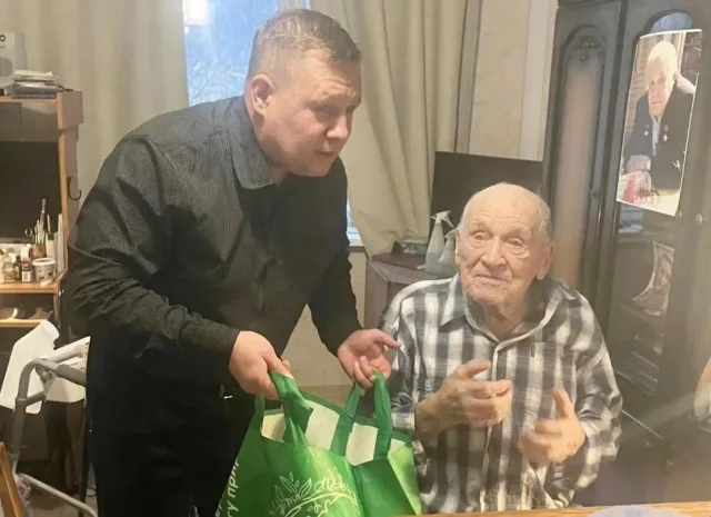 Дмитрий Крестинин навестил Героя Советского Союза Николая Бездетнова