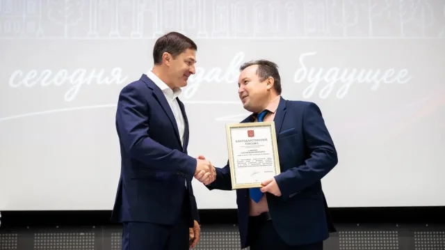 Глава Люберец Владимир Волков вручил школам-отличницам денежные сертификаты